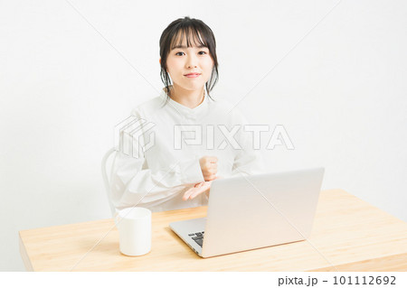 PCを使いながら納得している若い女性 PCを使いながら納得している若い女性 101112692