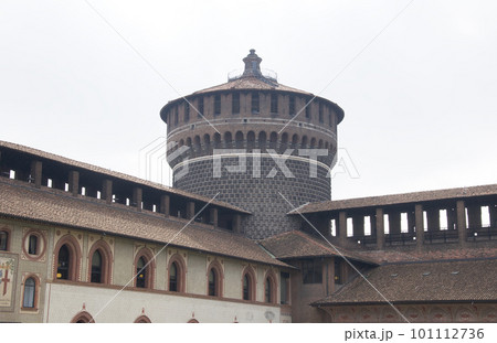 スフォルツェスコ城の中側から見た聖霊塔（Torrione di Santo Spirito） 101112736