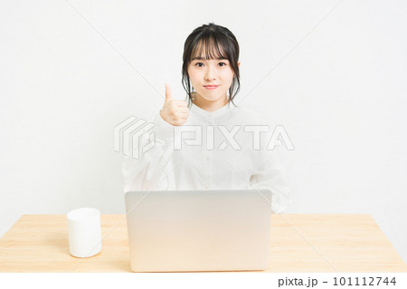 PCの前で、いいねのポーズをする若い女性 101112744