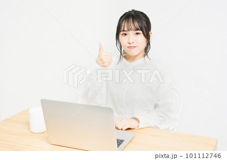 PCの前で、いいねのポーズをする若い女性 101112746
