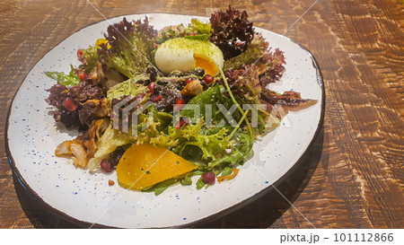 Diet salad of fresh vegetables. Lettuce, poached egg, tomatoes, green onions and chili peppers 101112866