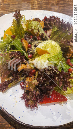 Diet salad of fresh vegetables. Lettuce, poached egg, tomatoes, green onions and chili peppers 101112868