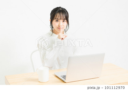 PCの前で秘密のポーズをする若い女性 PCの前で秘密のポーズをする若い女性 101112970