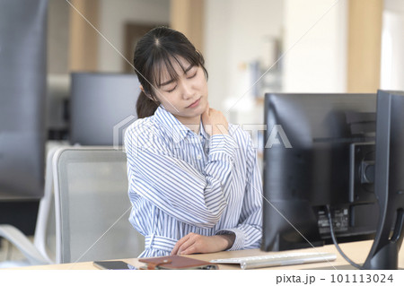 肩こりが辛い女性 肩こりが辛い女性 101113024