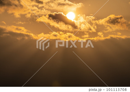 日本の横浜都市景観 横浜から眺める太陽と「天使の梯子」 101113708