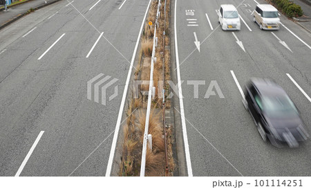 片側3車線の国道バイパスを走る車 片側3車線の国道バイパスを走る車 101114251