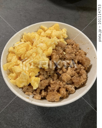 夕飯に作った至高の二色丼 101114753