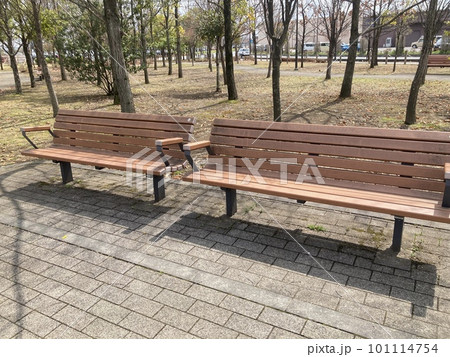 公園のベンチのある風景 公園のベンチのある風景 101114754