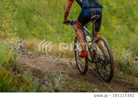 male mountain bike cyclist riding on cross-country cycling male mountain bike cyclist riding on cross-country cycling 101115302