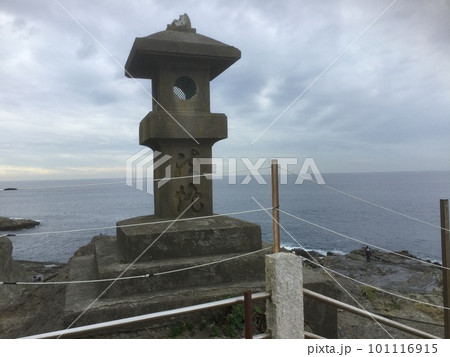 海原を望む稚児が淵の石灯籠 海原を望む稚児が淵の石灯籠 101116915