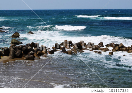 日本海の荒波と消波ブロック 101117383