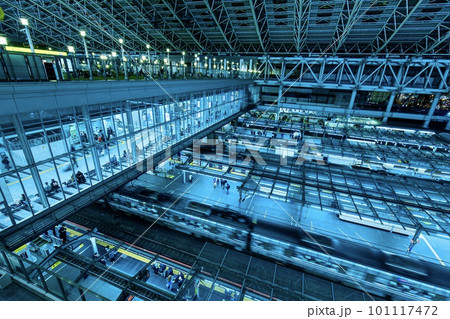 夜の大阪駅プラットホームの俯瞰 101117472