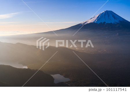 （山梨県）王岳より望む早朝の富士山 101117541