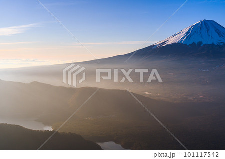 (山梨県)王岳より望む早朝の富士山 (山梨県)王岳より望む早朝の富士山 101117542