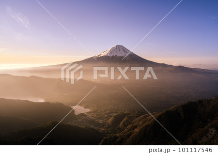 （山梨県）王岳より望む早朝の富士山 101117546