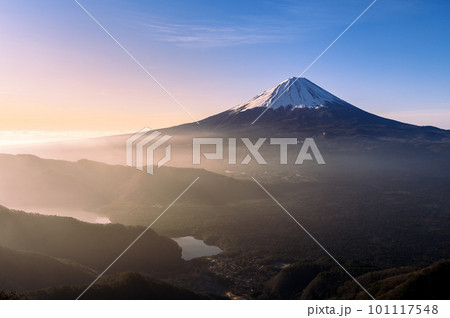 （山梨県）王岳より望む早朝の富士山 101117548