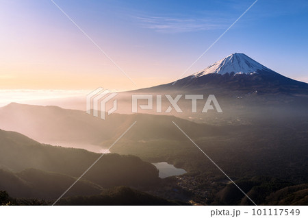 （山梨県）王岳より望む早朝の富士山 101117549