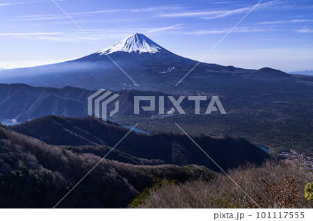 （山梨県）王岳～鬼ヶ岳稜線より望む、春の絶景富士山 101117555