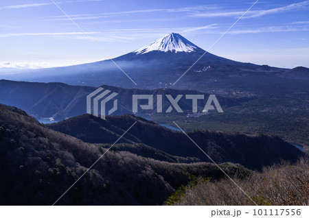 (山梨県)王岳~鬼ヶ岳稜線より望む、春の絶景富士山 (山梨県)王岳~鬼ヶ岳稜線より望む、春の絶景富士山 101117556