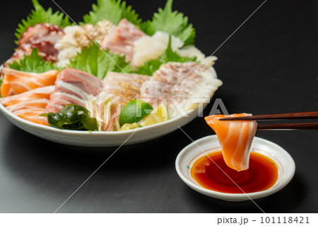 刺盛りのサーモンを食べる 刺盛りのサーモンを食べる 101118421