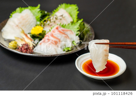 鯛の刺身盛合せを食べる 鯛の刺身盛合せを食べる 101118426