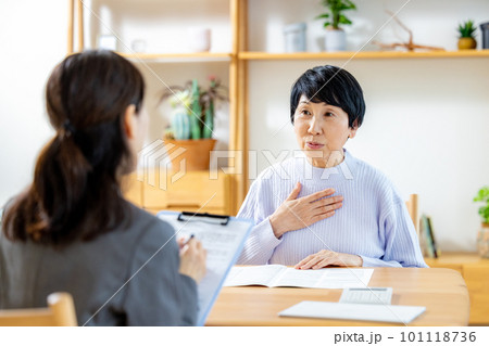 営業の説明を受けるシニア女性 101118736