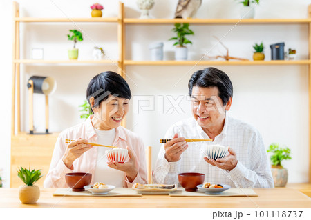 ダイニングで食事するシニア夫婦 ダイニングで食事するシニア夫婦 101118737