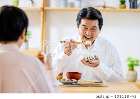 ダイニングで食事するシニアの夫婦 ダイニングで食事するシニアの夫婦 101118743