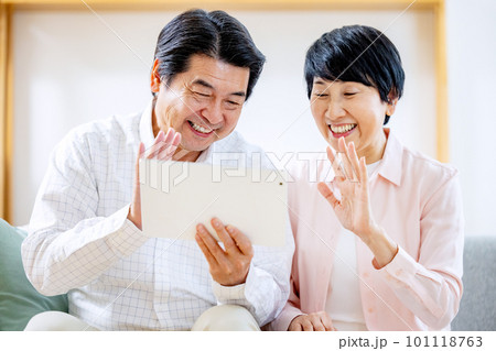 タブレットを見るシニア夫婦 101118763
