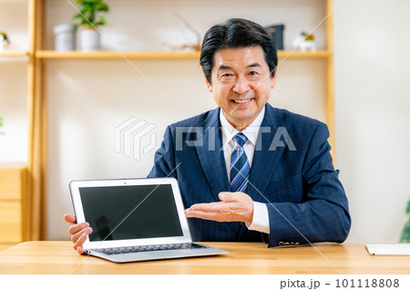 不動産でオンライン営業をするシニアビジネスマン 101118808