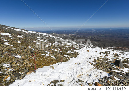 栃木県那須岳の残雪期 登山道からの風景 栃木県那須岳の残雪期 登山道からの風景 101118939