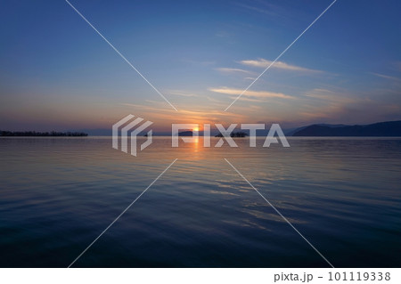 竹生島越しに沈む琵琶湖の夕焼け情景＠滋賀 101119338