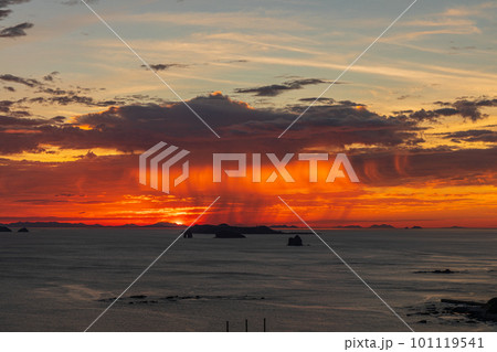 海に沈む夕陽と美しい夕焼けが広がる角力灘の風景 海に沈む夕陽と美しい夕焼けが広がる角力灘の風景 101119541