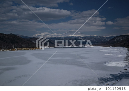 凍結した湖 101120918