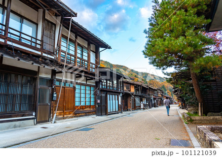 長野県塩尻市　夕方の奈良井宿のまちなみを散策する観光客 101121039