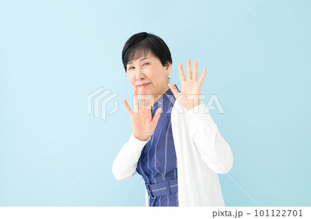 拒否　ストップ　シニア女性 101122701
