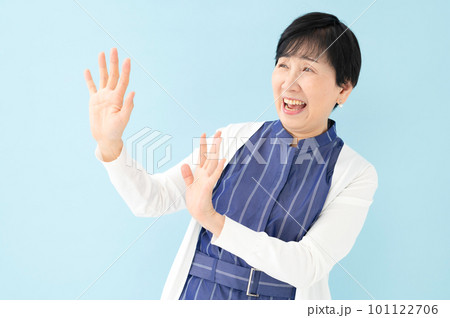 拒否　ストップ　シニア女性 101122706