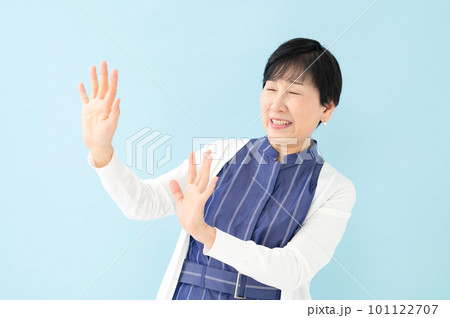 拒否 ストップ シニア女性 拒否 ストップ シニア女性 101122707