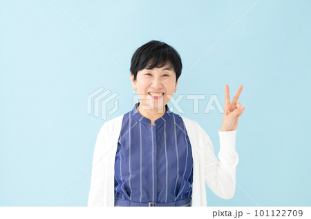 ピースをする女性　シニア 101122709