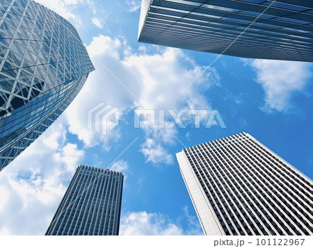 爽やかな青空に向かって伸びる高層ビル 爽やかな青空に向かって伸びる高層ビル 101122967