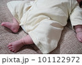 お昼寝する赤ちゃんの足 101122972