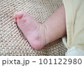 かわいい赤ちゃんの足の写真 101122980