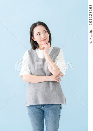 悩む女性 ブルーバック 悩む女性 ブルーバック 101123163