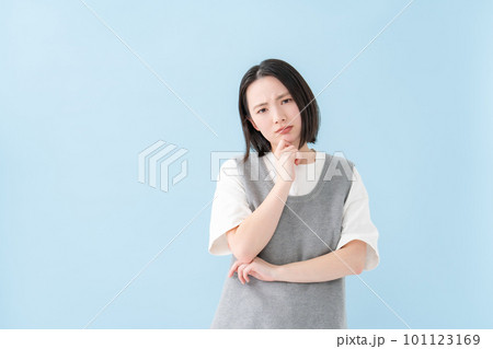 悩む女性　ブルーバック 101123169