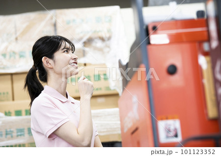 倉庫で働く女性 倉庫で働く女性 101123352