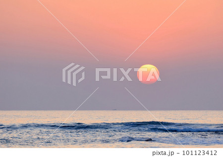 河原子海岸の日の出　茨城県 101123412