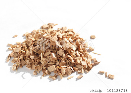 燻製チップ　サクラ　白背景 101123713