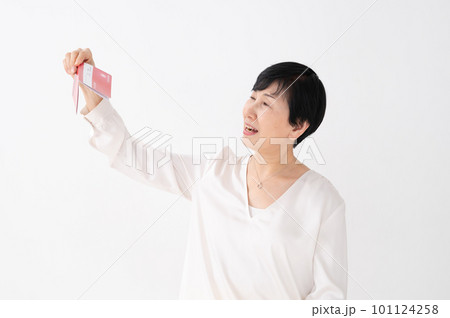 通帳を見て悩む女性 101124258