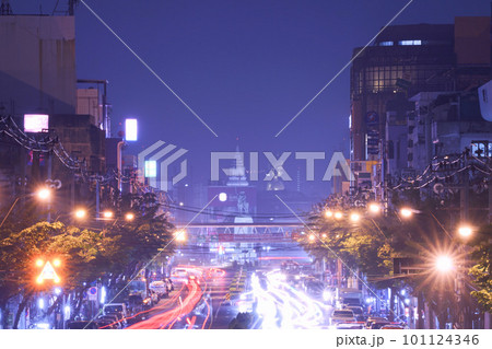 ウォンウィエンヤイの陸橋から見たタイ、バンコクにあるワットパクナム・パーシーチャルン寺院の夜景 101124346