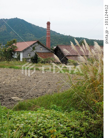 東広島市志和町の秋景色　畑と廃業の酒蔵　（広島県） 101124412